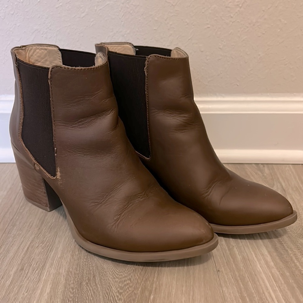 Brown Nisolo size 8 Chelsea heeled boot. The heel is 3 inches. Previously worn.